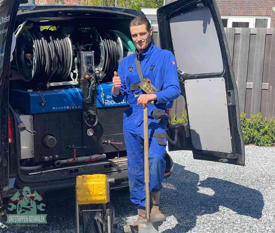 Een tevreden monteur met opgestoken duim naast de bestelbus, slim ingrijpen bespaart kosten bij een verstopte afvoer in Rosmalen