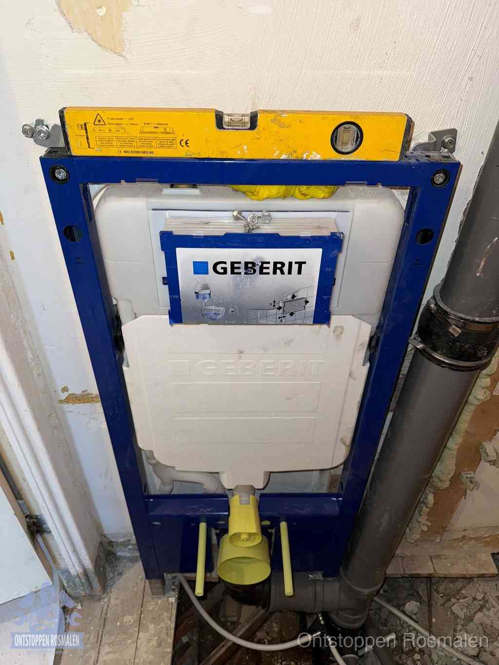 Een Geberit inbouwreservoir met frame voor een hangtoilet tegen de wand, met de afvoerbocht naar de vloer, kenmerkend voor een verstopt hangtoilet in Rosmalen