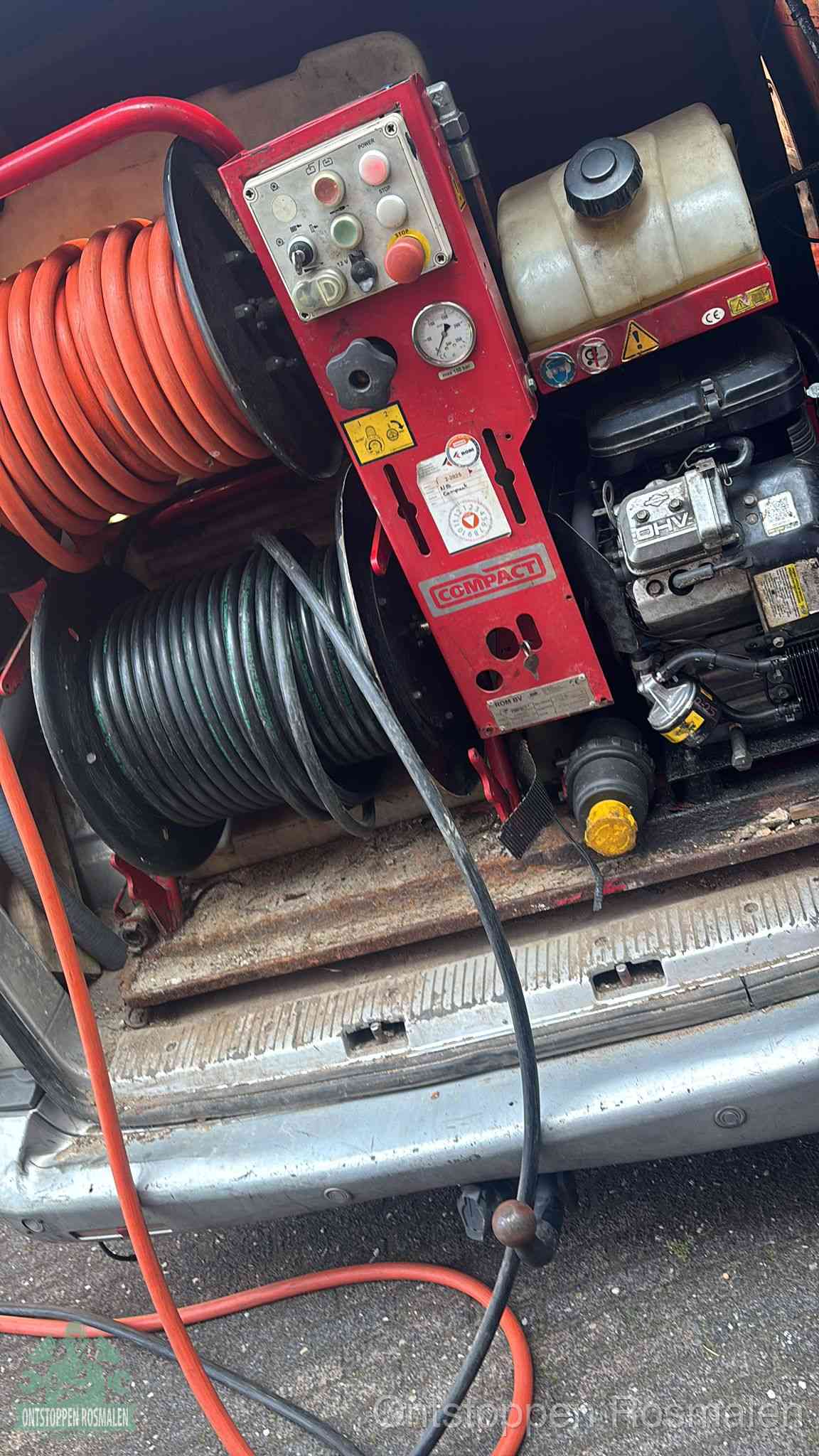 Een rood hogedruk-rioolreinigingstoestel in de laadbak van de bedrijfsbus, apparatuur voor een hardnekkige afvoerverstopping in Rosmalen