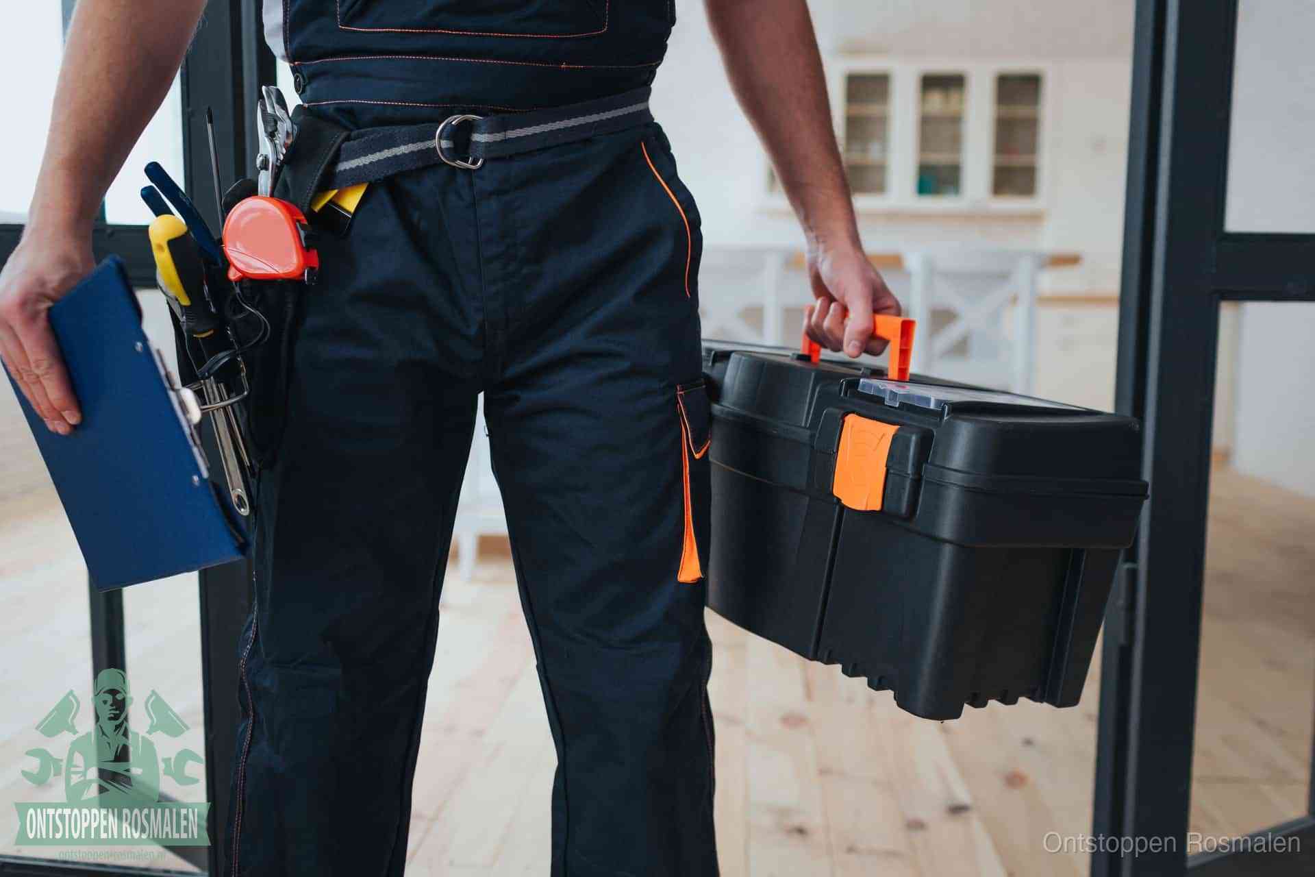 Een monteur met gereedschapsriem en klembord, klaar om een transparante prijs voor het afvoer ontstoppen in Rosmalen te geven