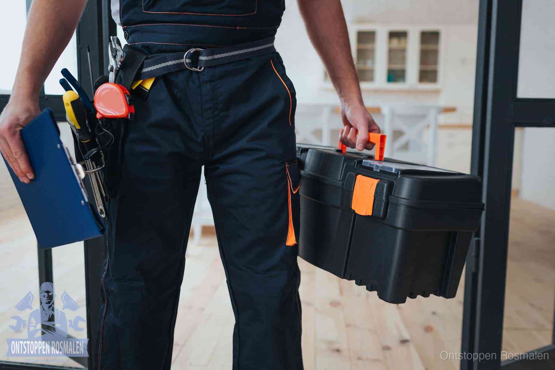 Een monteur met gereedschapsriem en klembord, klaar om een transparante prijs voor het wc ontstoppen in Rosmalen te geven