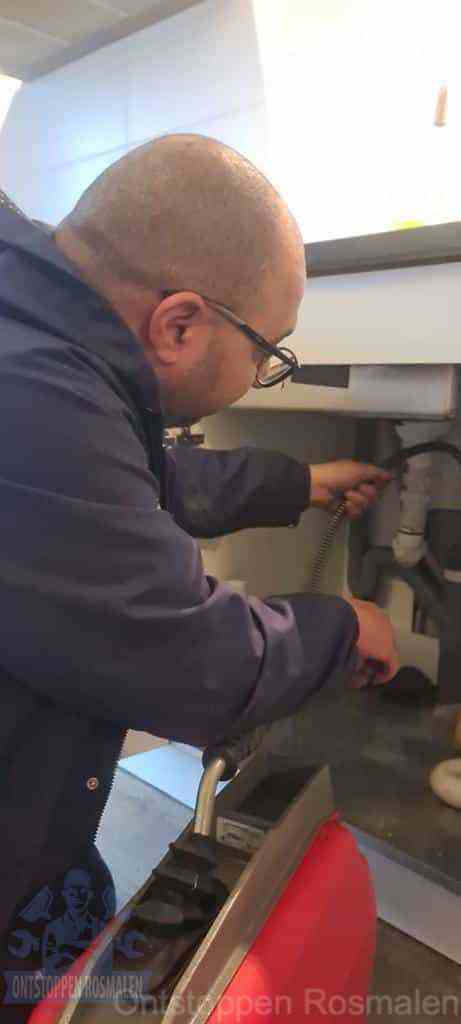 loodgieter-aan-het-werk-in-badkamer