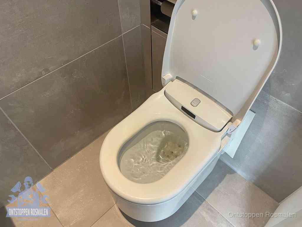 Een toiletpot vol troebel water met drijvend papier en restanten, de meest voorkomende oorzaak van een verstopte wc in Rosmalen