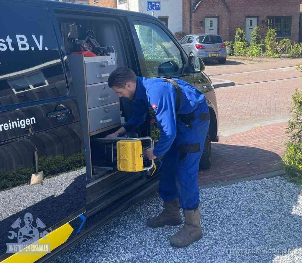 Een monteur pakt apparatuur uit de bedrijfsbus voor service aan huis, het moment om een professional in te schakelen in Rosmalen