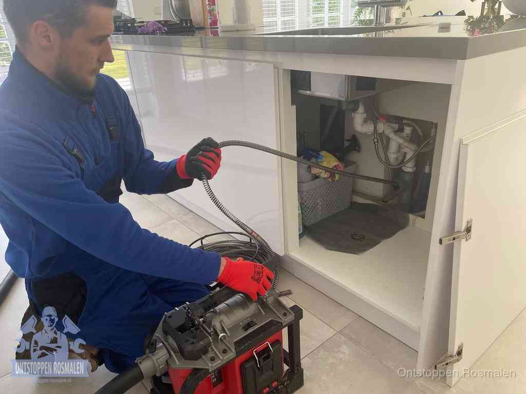 Een monteur reinigt de keukenafvoer grondig met een veermachine om terugkerende gootsteenverstoppingen te voorkomen in Rosmalen
