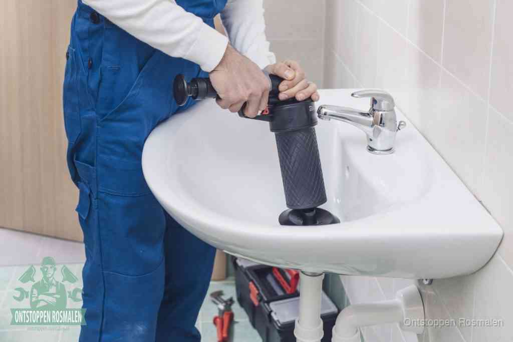 Een te ruwe doe-het-zelf poging met een hand-pomp op de afvoer van een badkamer-wastafel, een van de veelgemaakte fouten bij afvoer ontstoppen in Rosmalen