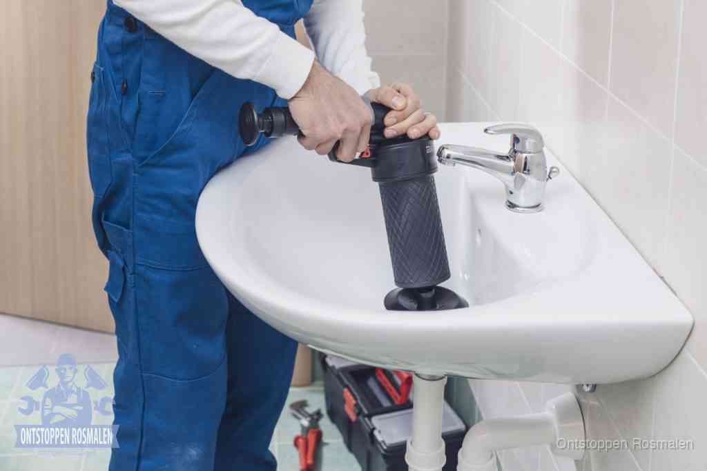 Een te ruwe doe-het-zelf poging met een handmatige perslucht-ontstopper op een sanitair-afvoer, een van de veelgemaakte fouten bij wc ontstoppen in Rosmalen
