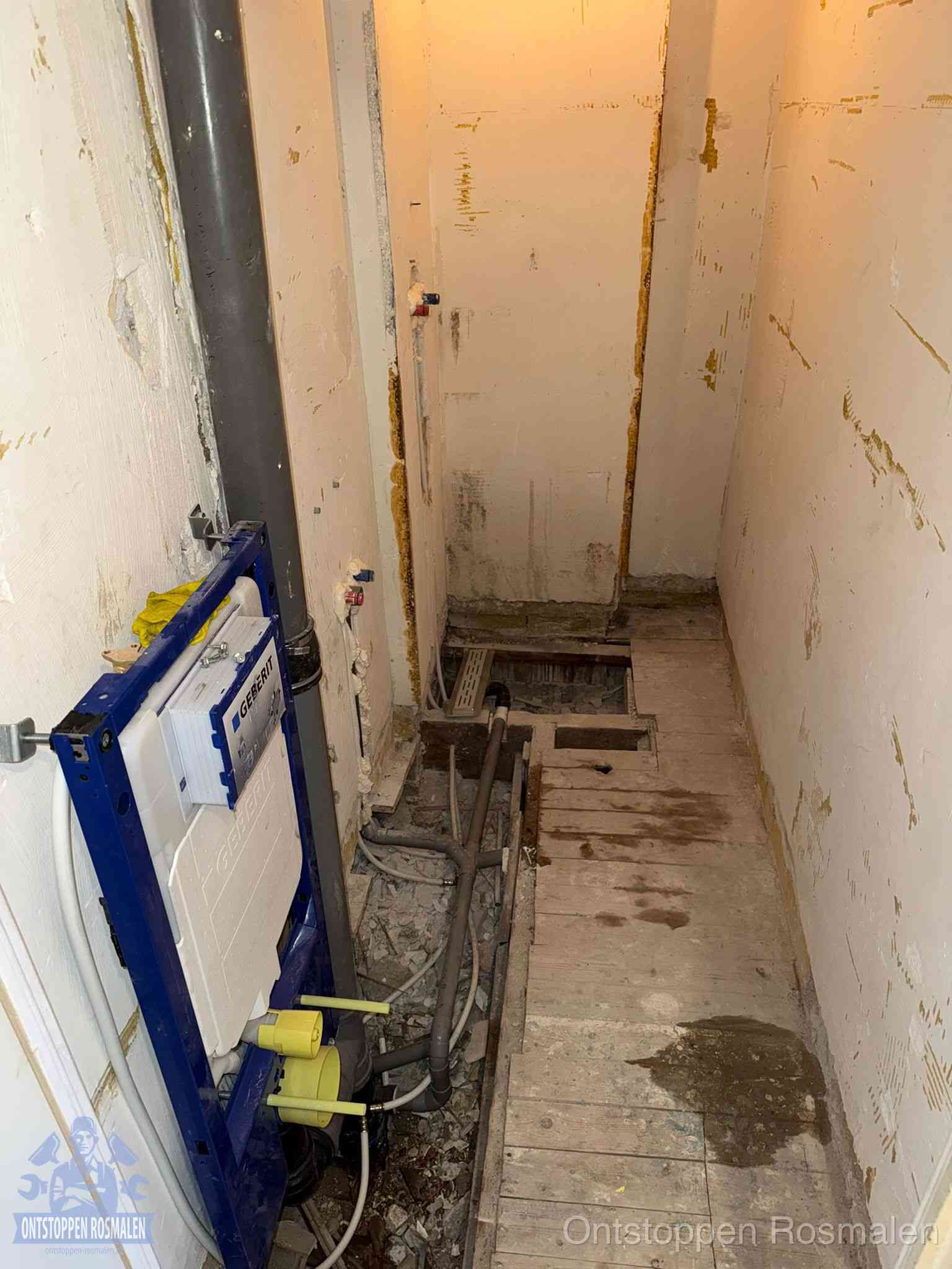 Een opgebroken toiletruimte tijdens renovatie met een Geberit inbouwreservoir en blootliggende oude afvoerleidingen, typisch voor oudere woningen in Rosmalen